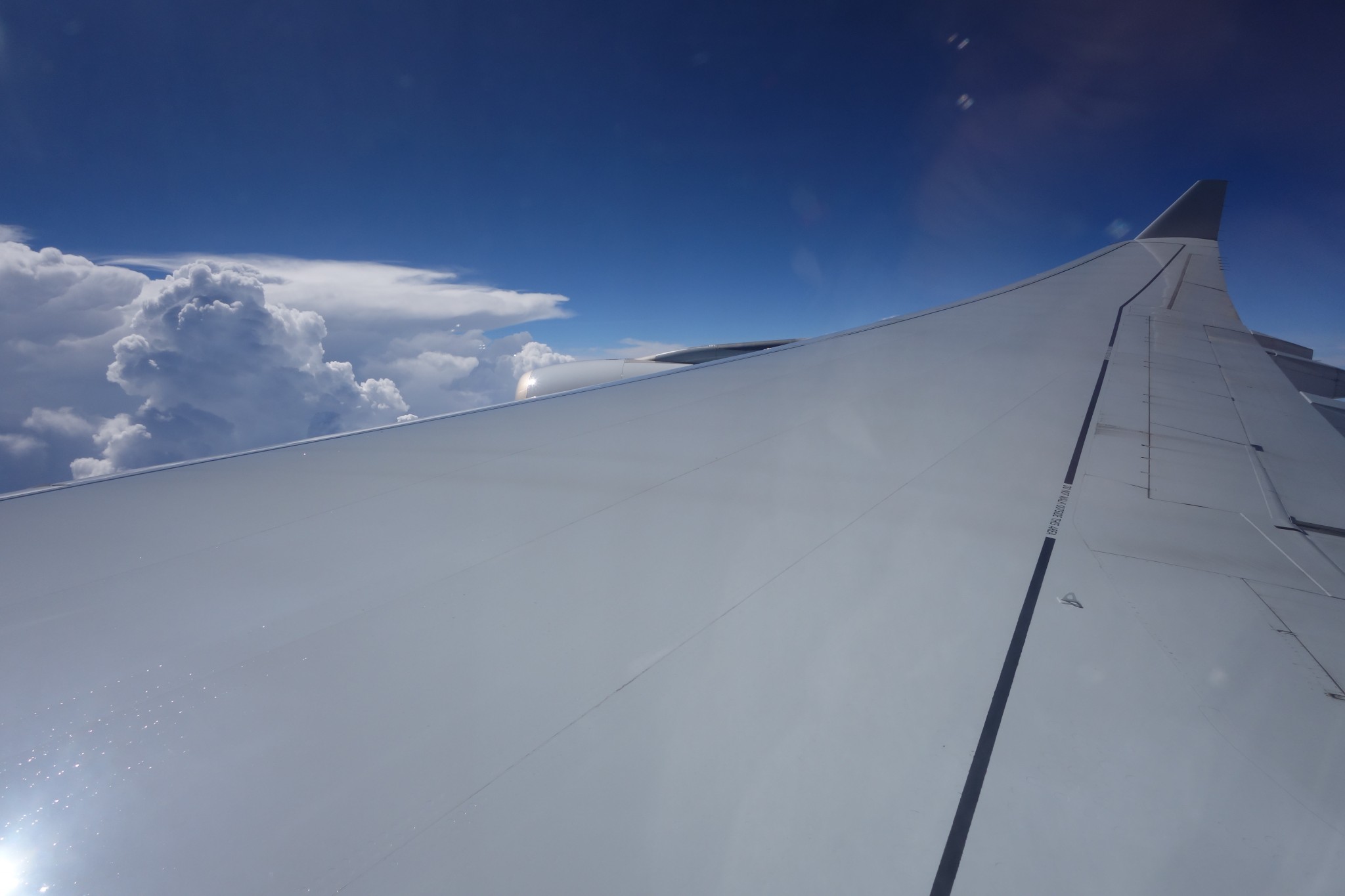 Ein Blick aus dem Flugzeug, direkt am Flügel