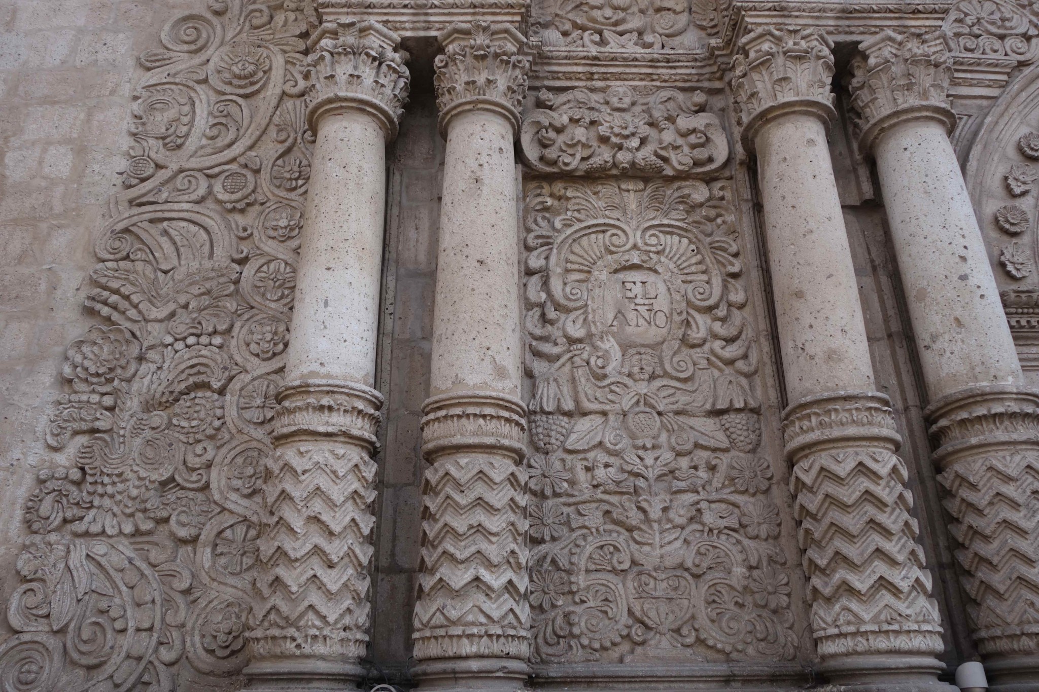 Die klassische Kirchenfassade der Iglesia de la Compañía weist einige regionale Elemente der Anden auf, wie zum Beispiel die Zick-Zack-Linien auf den Säulen und verschiedene Tiere aus der Mythologie (ganz links).